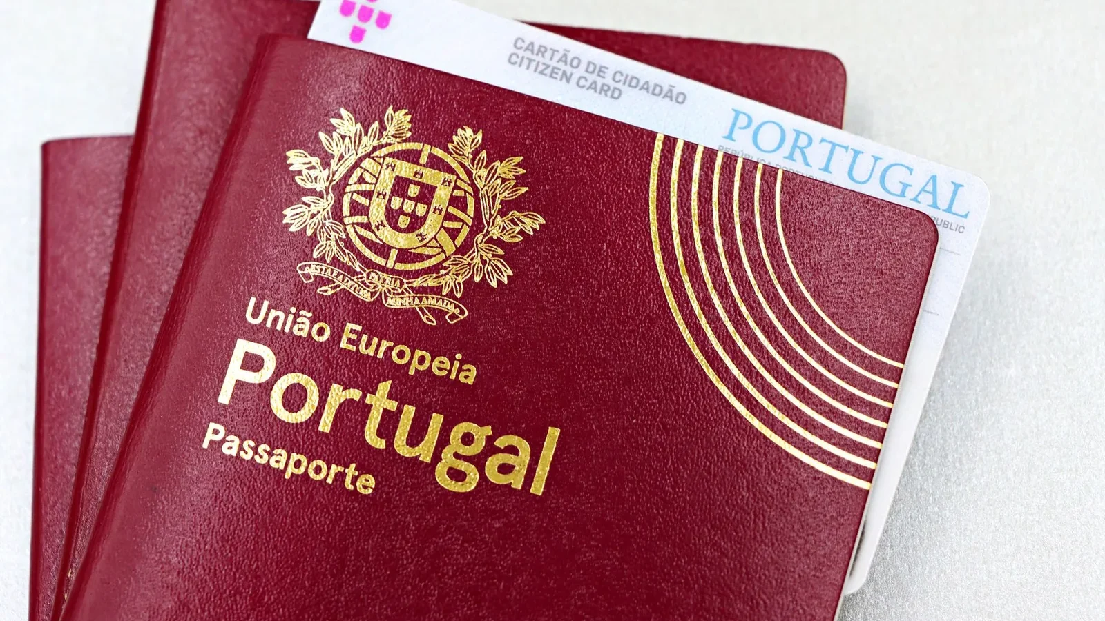 Close-up image of Portuguese passport and citizen card, essential for travel and identification in the EU.